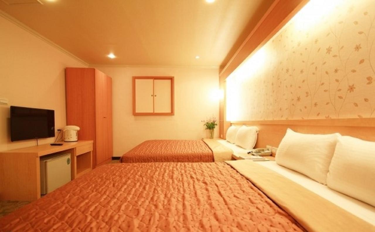 Red Cabin Inn Taipei Exterior photo