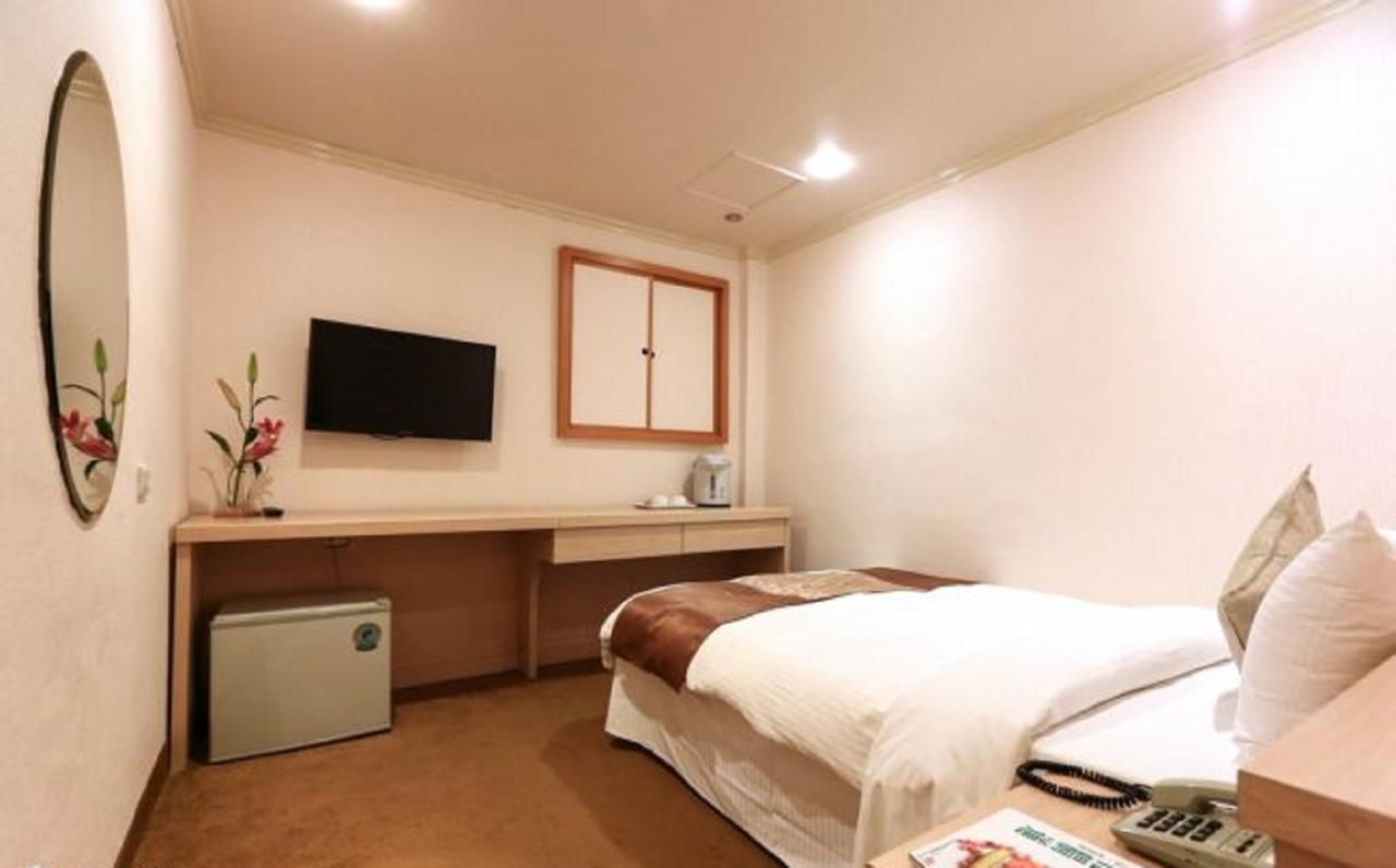 Red Cabin Inn Taipei Exterior photo